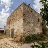 Nella vasta campagna troviamo altri casolari agricoli in pietra...